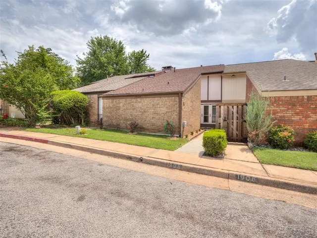 Photo 2 — 1908 Three Stars Road, Edmond, OK 73034