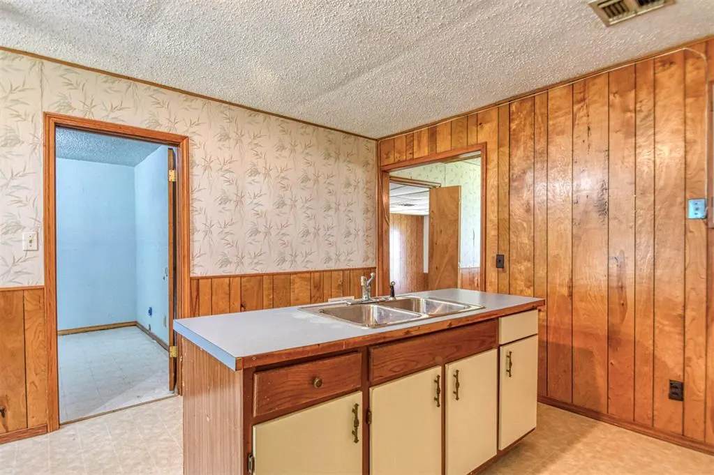 Photo 11 — 412 Moiselle Street, Midwest City, OK 73110