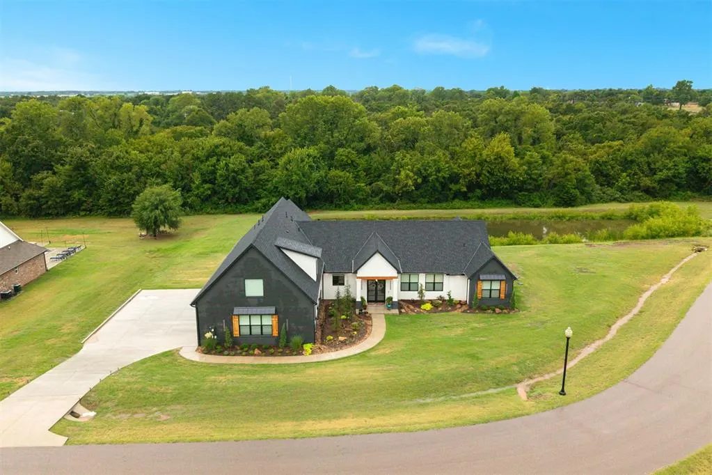 Front exterior — 835 Hidden View Acres Drive, Blanchard, OK 73010