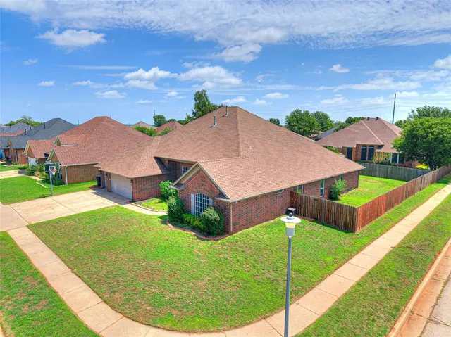Photo 2 — 2524 Kingsley Lane, Oklahoma City, OK 73128