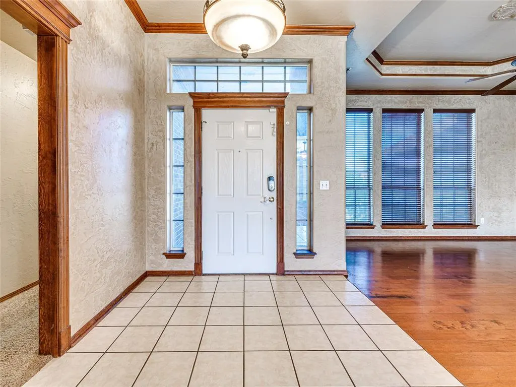 Photo 3 — 2524 Kingsley Lane, Oklahoma City, OK 73128