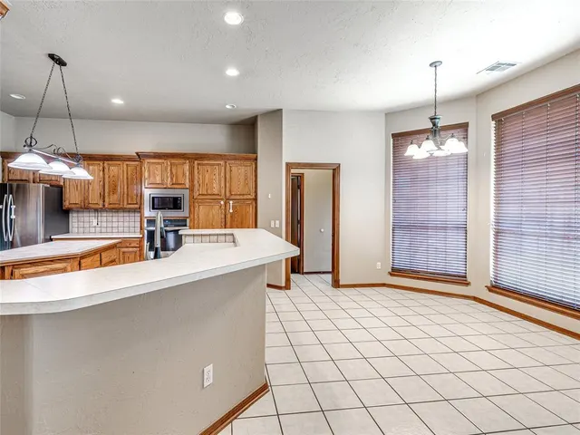 Photo 8 — 2524 Kingsley Lane, Oklahoma City, OK 73128