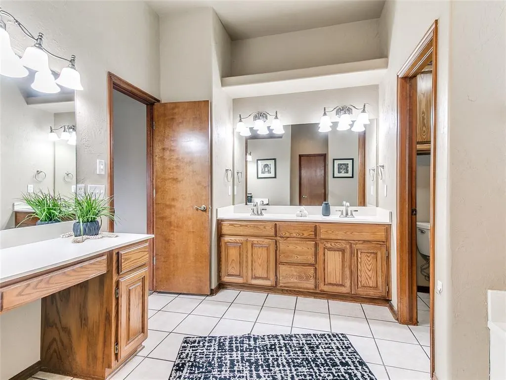 Photo 17 — 2524 Kingsley Lane, Oklahoma City, OK 73128
