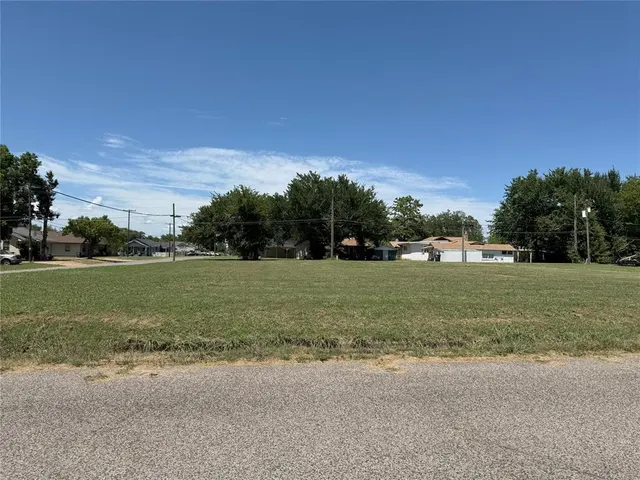 Photo 5 — 419 W 7th Street, Stroud, OK 74079
