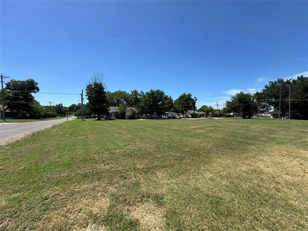 Photo 8 — 419 W 7th Street, Stroud, OK 74079