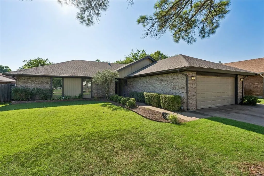 Photo 5 — 2100 E Sandy Creek Trail, Edmond, OK 73013