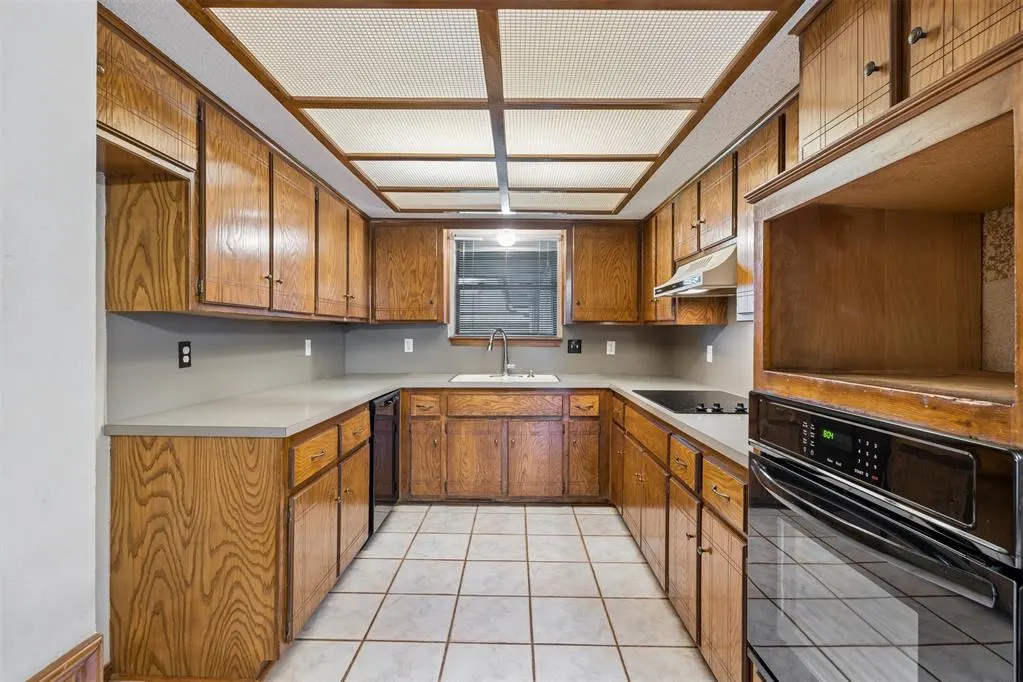 Photo 11 — 2100 E Sandy Creek Trail, Edmond, OK 73013