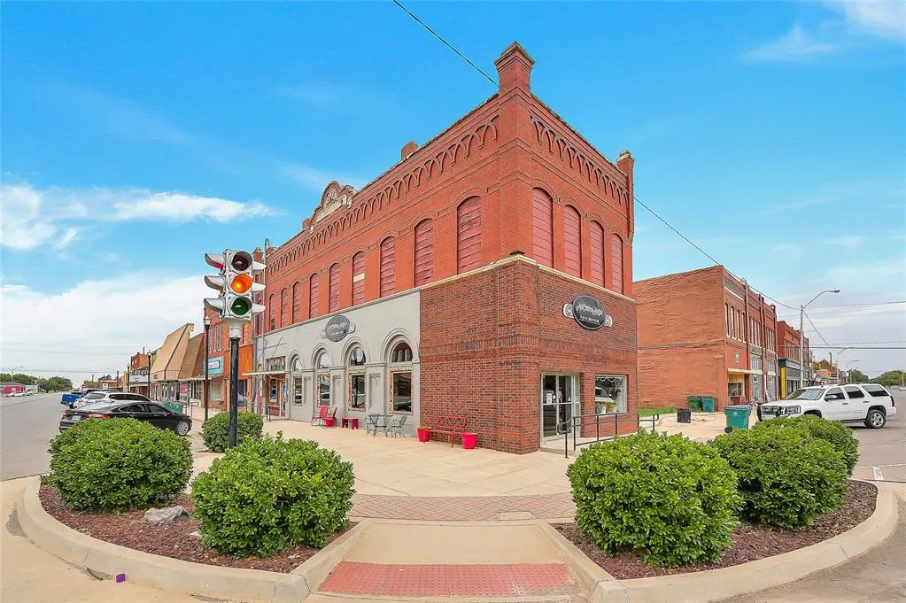 Photo 2 — 100 W 4th Street, Hobart, OK 73651