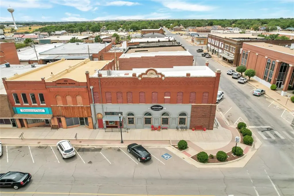 Photo 4 — 100 W 4th Street, Hobart, OK 73651