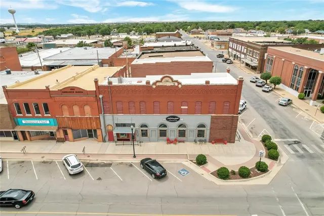 Photo 4 — 100 W 4th Street, Hobart, OK 73651