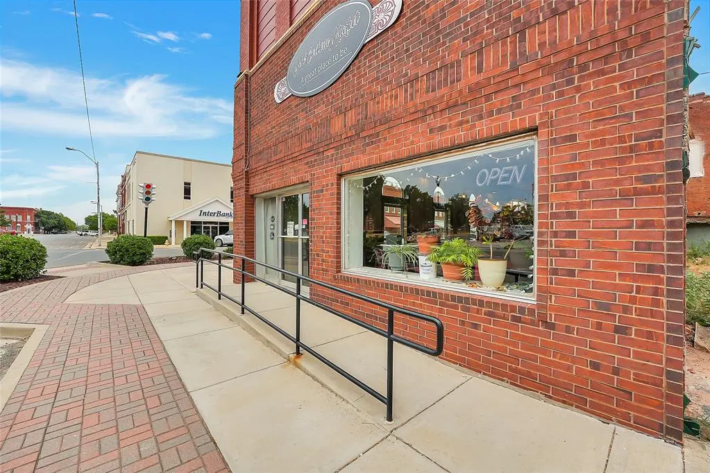 Photo 6 — 100 W 4th Street, Hobart, OK 73651