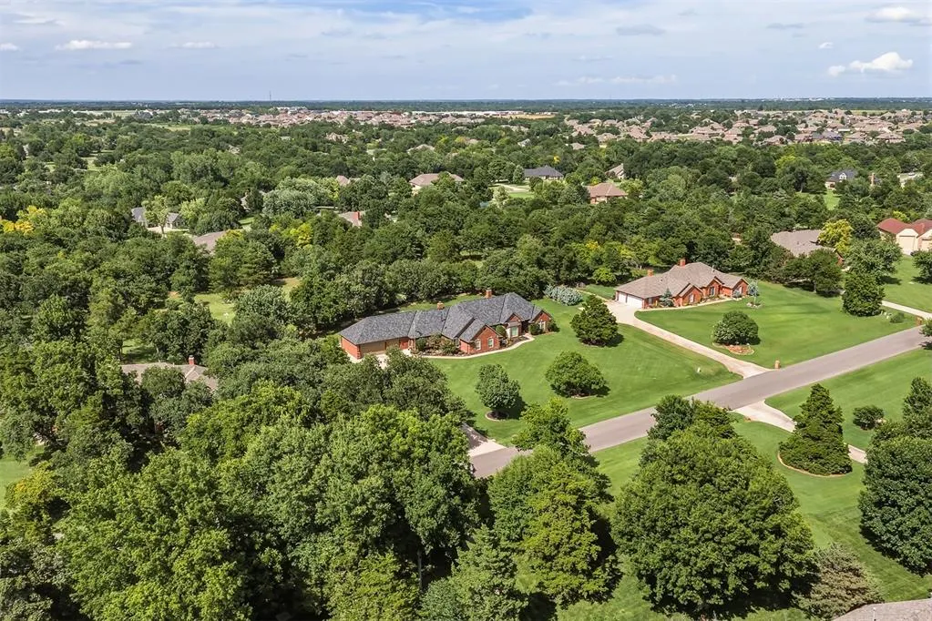 Photo 4 — 2013 Spirit Wood Lane, Edmond, OK 73025