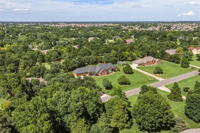 Photo 4 — 2013 Spirit Wood Lane, Edmond, OK 73025