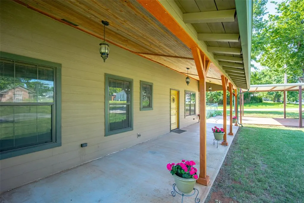 Front exterior — 301 NE 5th Street, Blanchard, OK 73010
