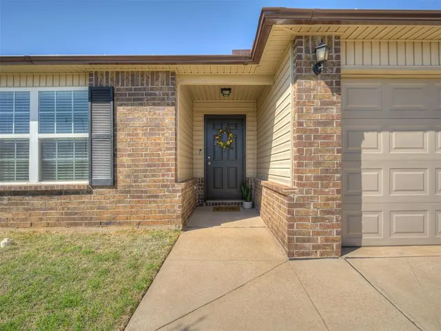 Photo 2 — 2009 Bosc Drive, Newcastle, OK 73065