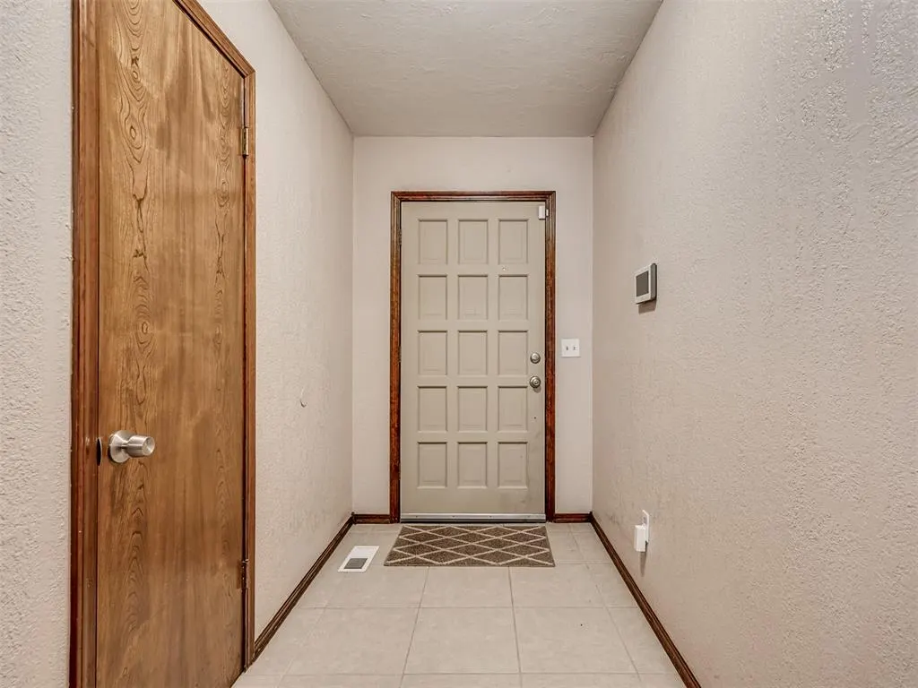 Photo 4 — 6904 Elk Canyon Road, Oklahoma City, OK 73162
