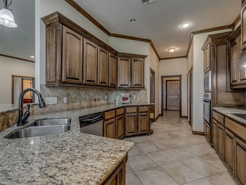 Photo 11 — 935 Silver Chase Drive, Choctaw, OK 73020