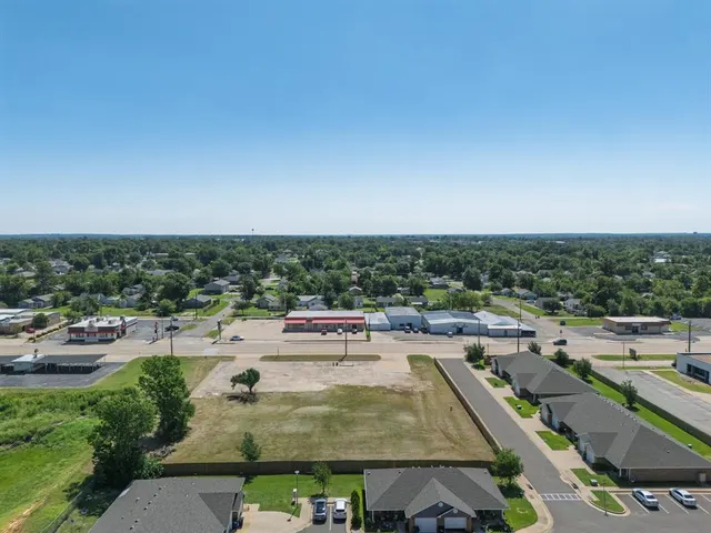 Photo 6 — 1718 N Kickapoo Avenue, Shawnee, OK 74804