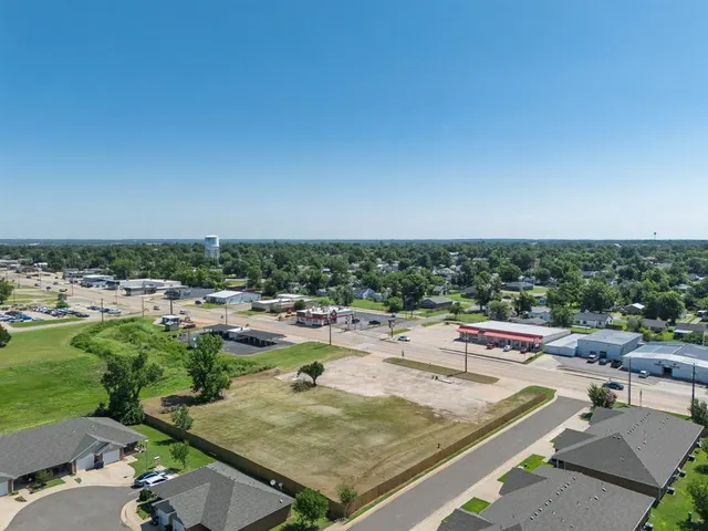 Photo 7 — 1718 N Kickapoo Avenue, Shawnee, OK 74804