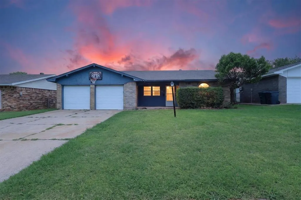 Front exterior — 811 Ridgeway Drive, Yukon, OK 73099