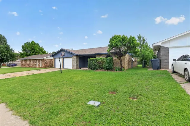 Photo 2 — 811 Ridgeway Drive, Yukon, OK 73099