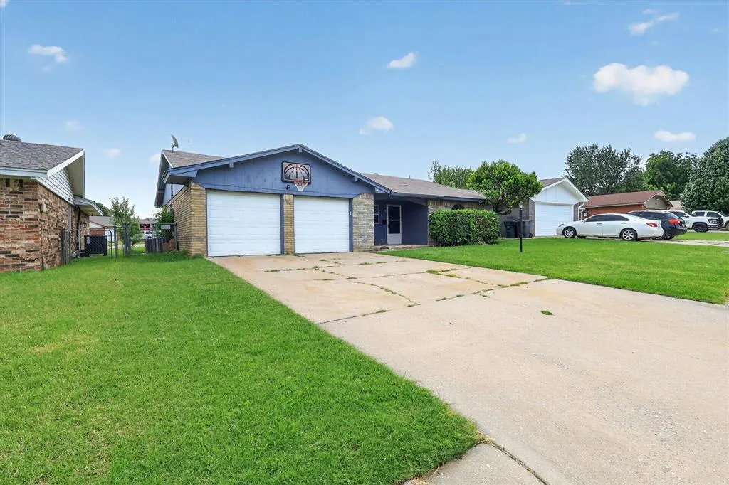 Photo 3 — 811 Ridgeway Drive, Yukon, OK 73099
