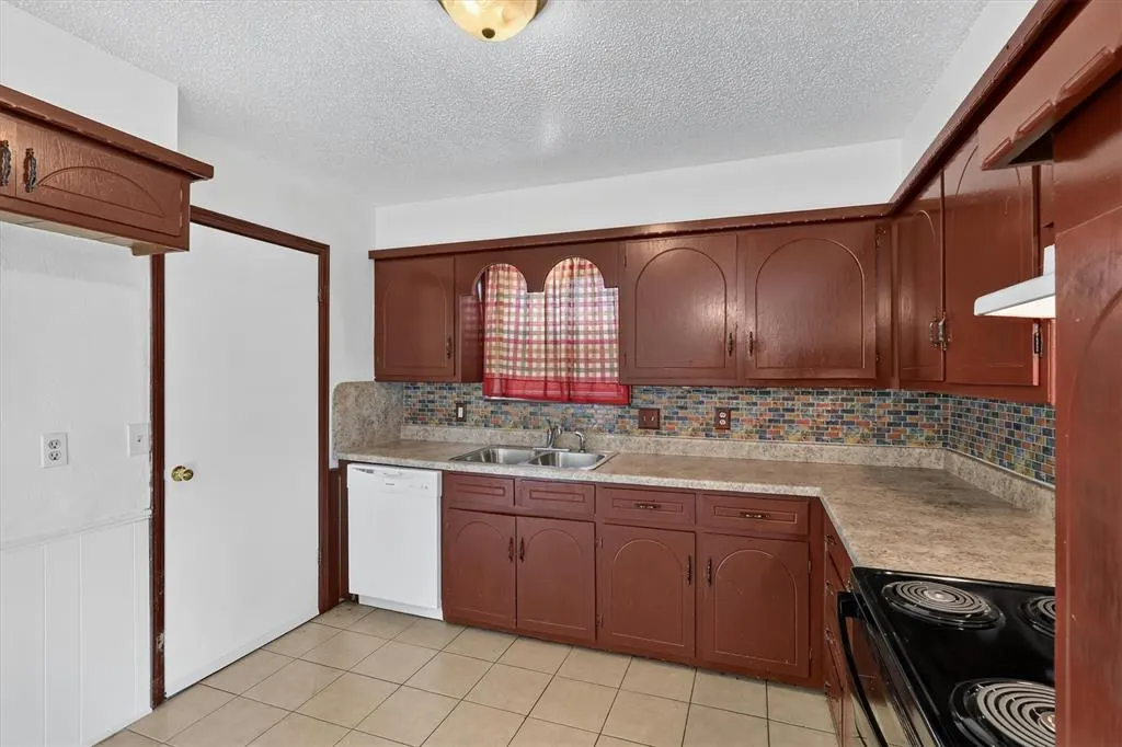 Photo 15 — 811 Ridgeway Drive, Yukon, OK 73099