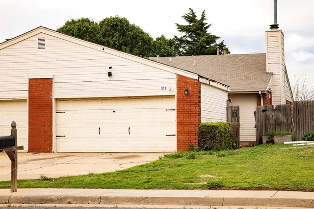 Photo 2 — 1113 Swan Lake Road, Edmond, OK 73003