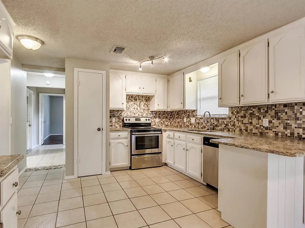 Photo 3 — 1300 San Fidel Lane, Edmond, OK 73003