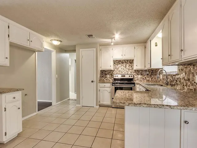 Photo 8 — 1300 San Fidel Lane, Edmond, OK 73003