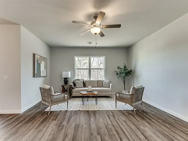 Photo 7 — 9881 Livingston Road, Edmond, OK 73025