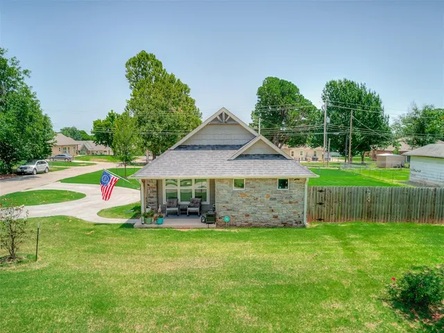 Photo 2 — 402 S Van Buren Avenue, Blanchard, OK 73010