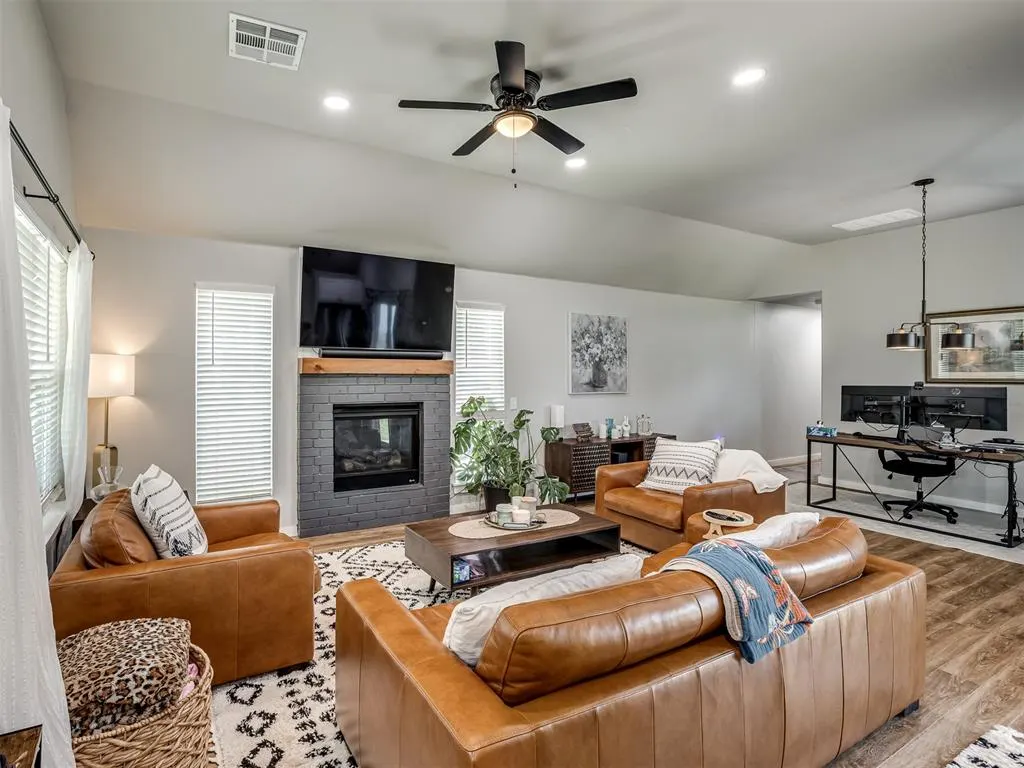 Photo 4 — 402 S Van Buren Avenue, Blanchard, OK 73010