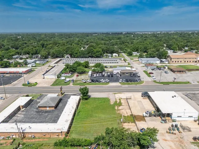 Photo 8 — 1225 N Harrison Avenue, Shawnee, OK 74801