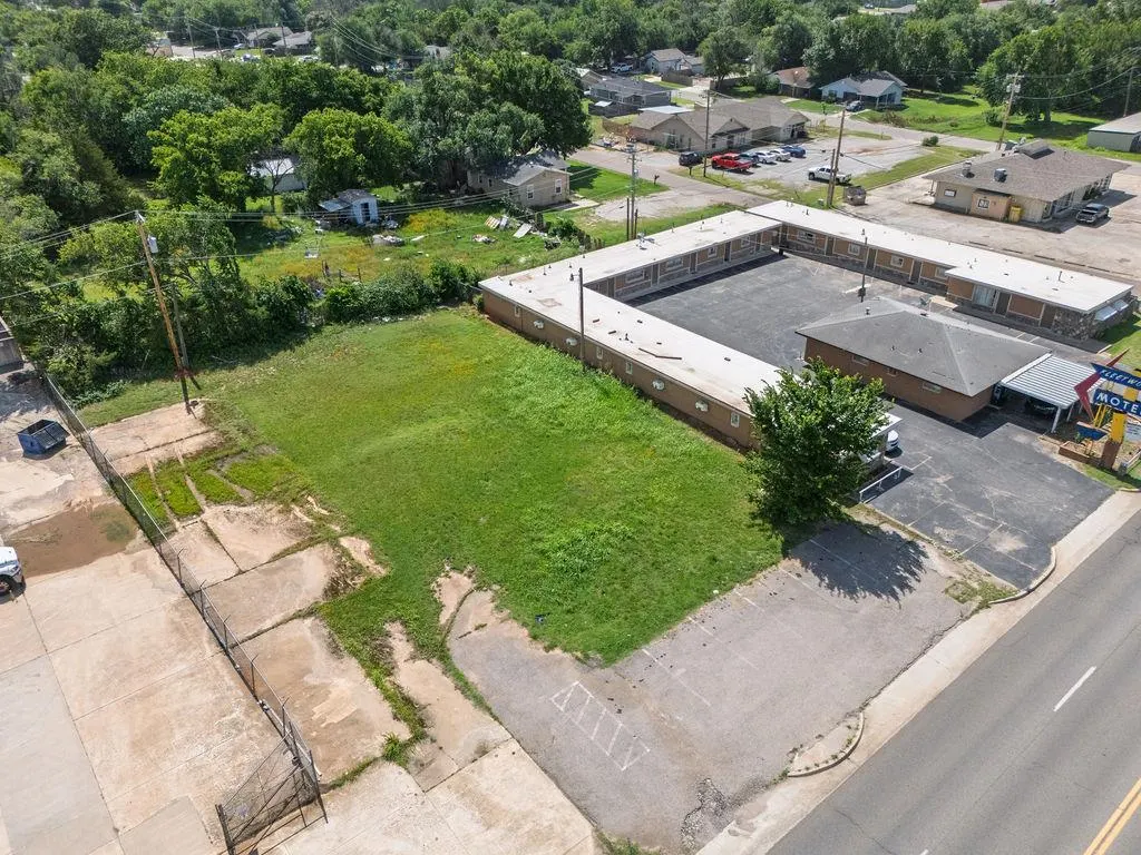 Photo 12 — 1225 N Harrison Avenue, Shawnee, OK 74801