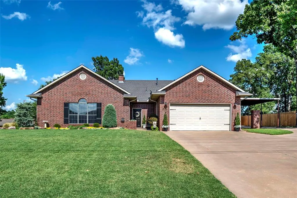 Front exterior — 1104 S Rozell Lane, Chandler, OK 74834