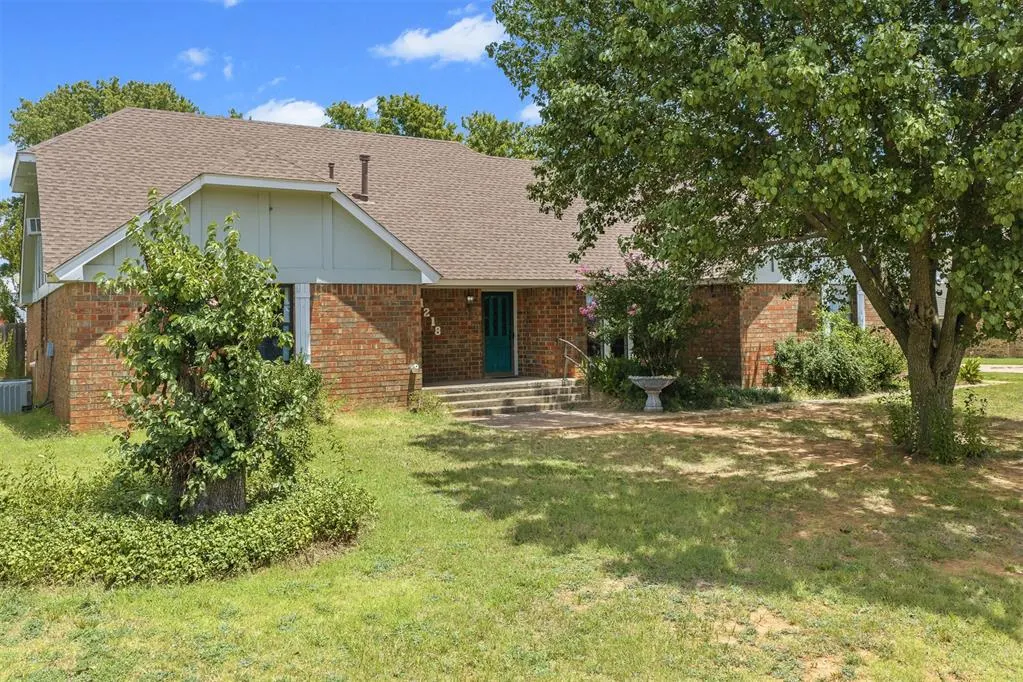 Front exterior — 1218 Ridgewood Drive, Lindsay, OK 73052