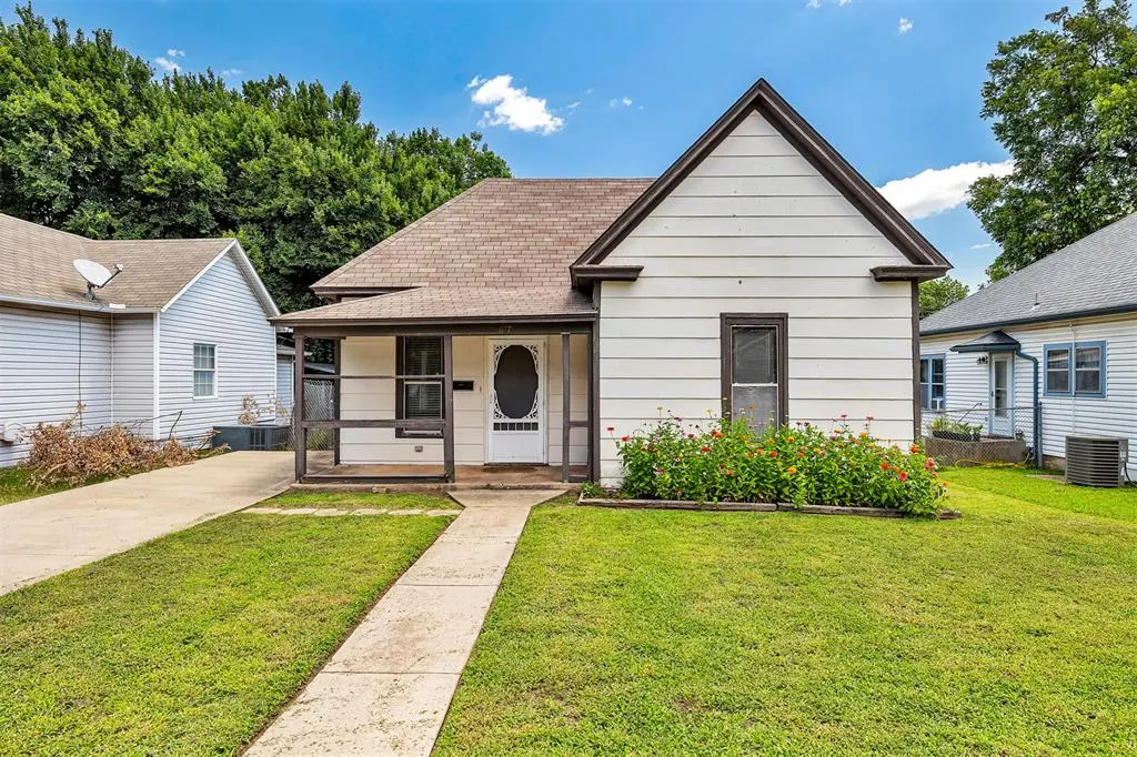 Front exterior — 617 S Roberts Avenue, El Reno, OK 73036