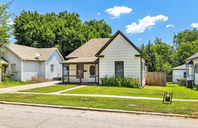 Photo 2 — 617 S Roberts Avenue, El Reno, OK 73036