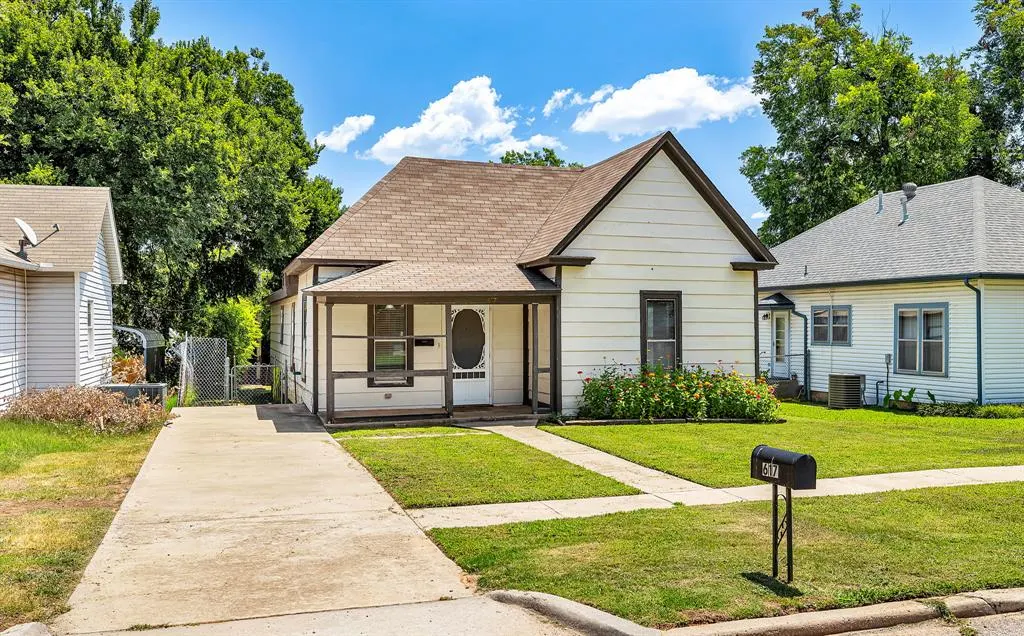 Photo 3 — 617 S Roberts Avenue, El Reno, OK 73036