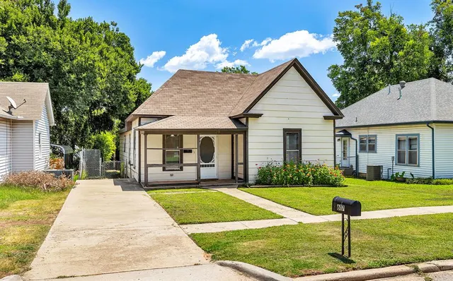 Photo 3 — 617 S Roberts Avenue, El Reno, OK 73036