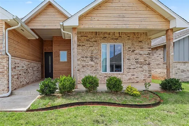 Photo 2 — 15817 Capri Lane, Edmond, OK 73013