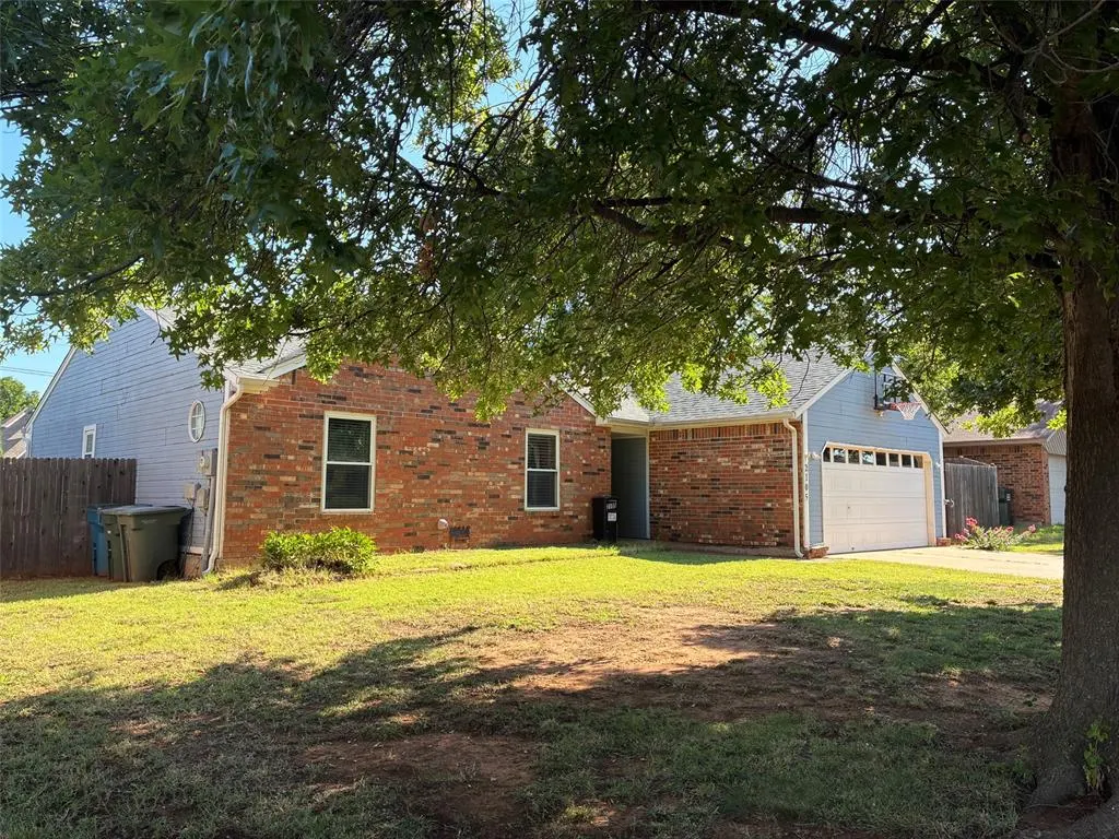 Photo 2 — 2105 Castle Rock, Edmond, OK 73003