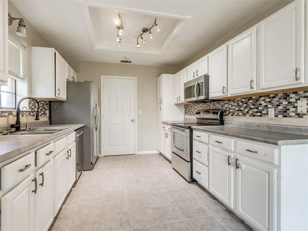 Photo 10 — 1108 NE 25th Street, Moore, OK 73160