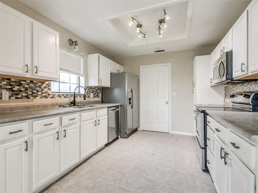 Photo 11 — 1108 NE 25th Street, Moore, OK 73160