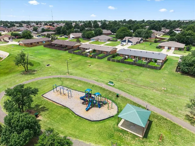 Photo 2 — 606 N Robin Way, Mustang, OK 73064