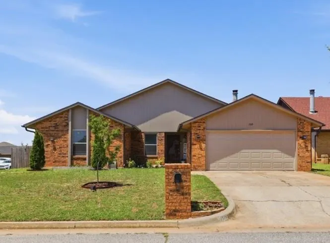 Photo 2 — 709 Palo Verde Court, Yukon, OK 73099