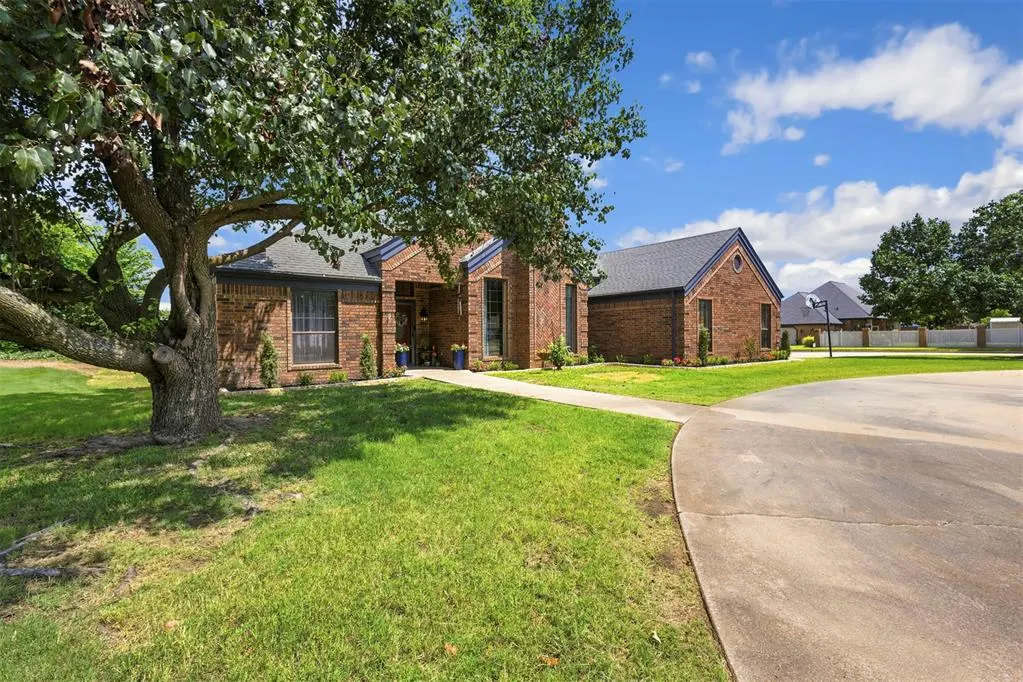 Front exterior — 1316 Windsor Place, Shawnee, OK 74804