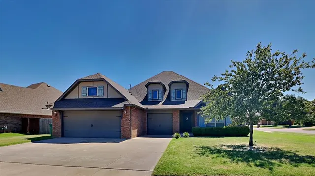 Photo 2 — 5720 St James Place, Oklahoma City, OK 73179