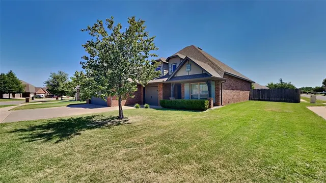 Photo 3 — 5720 St James Place, Oklahoma City, OK 73179